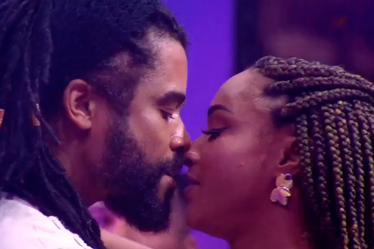 Diogo Almeida e Aline dão beijão de novela em festa no BBB 25